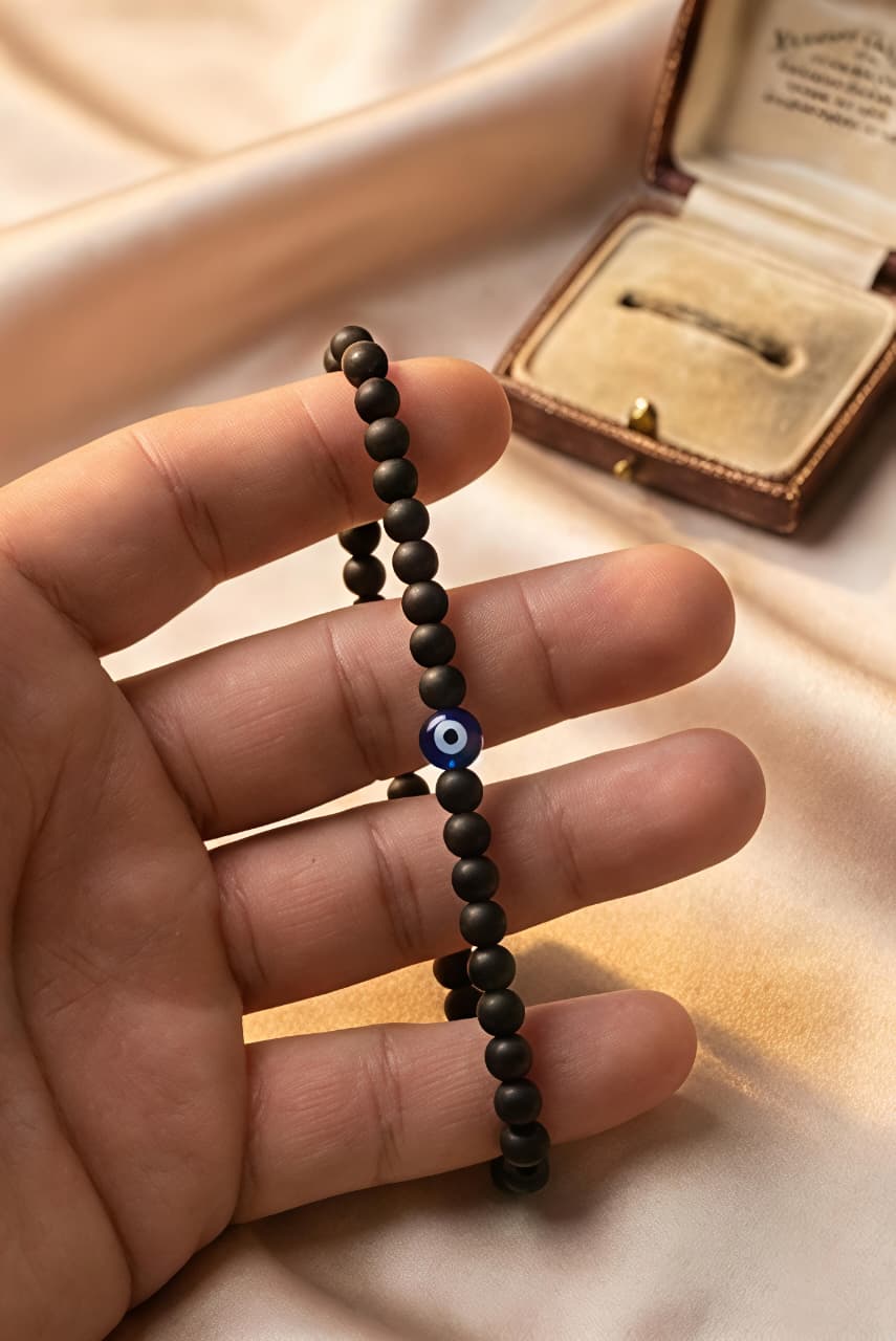 करुंगाली 6mm ब्रेसलेट विथ इव्हिल आय (Karungali 6mm Bracelet with Evil Eye)